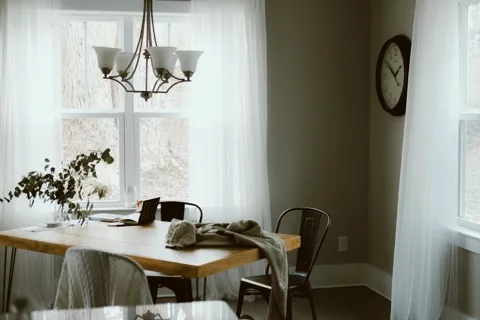 Le coin repas, face à la montagne