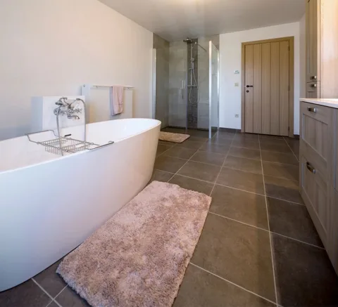 La salle de bain avec baignoire